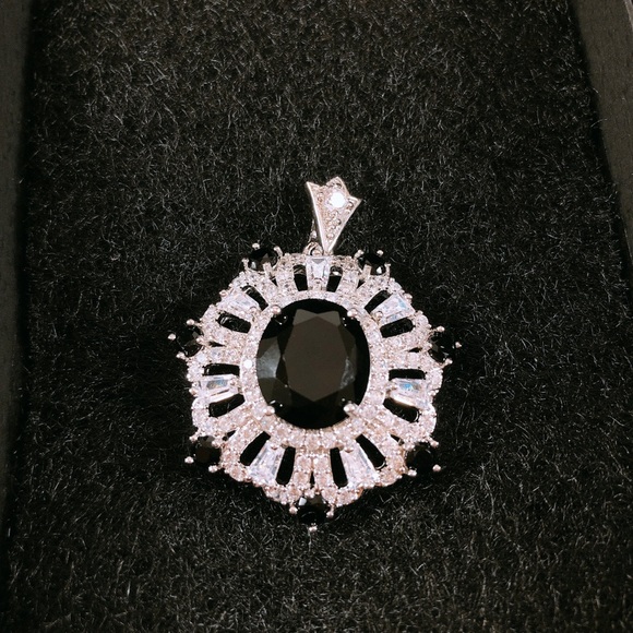 Pendant - Picture 1 of 2